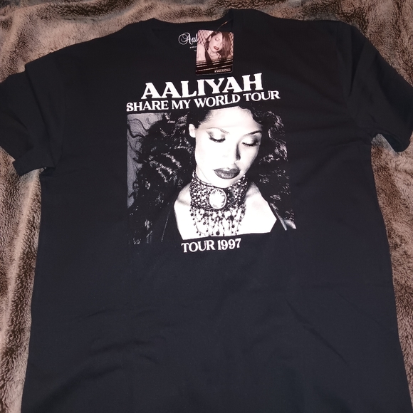 Aaliyah アリーヤ ロングスリーブ　Tシャツ ワールドツアー １９９７ Tops | Nwt Aaliyah World Tour 1997 Tshirt | Poshmark